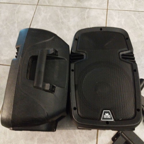 Metro ES8 speakers like new with wall mounts