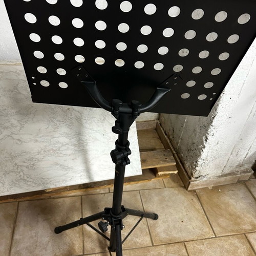 Music stand like new with case and sturdy construction