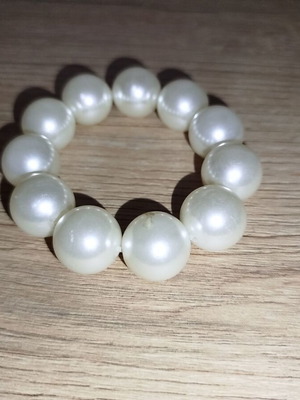 Bracelet with large pearls like new condition