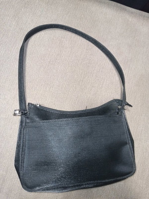 Τσαντάκι ώμου μαύρο υφασμάτινο μεταχειρισμένο, 22×15 εκ.