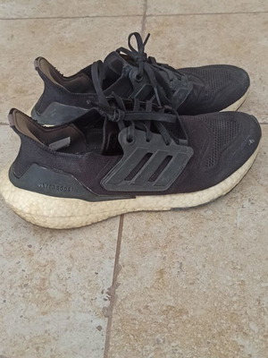 Adidas Ultraboost 22 running shoes, size 41, black