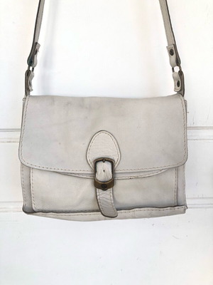 Vintage leather shoulder bag used, white-cream