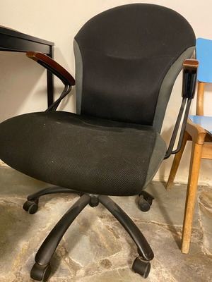 Πολυθρόνα και γραφείο σε απλή μαύρη γραμμή like new