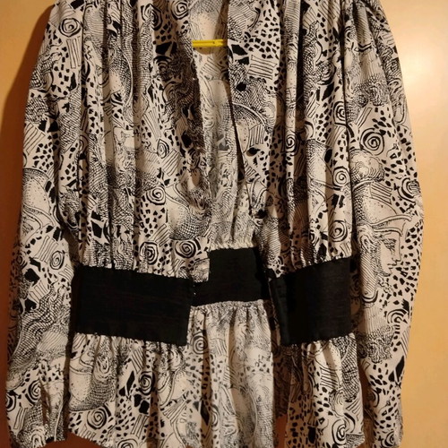 Shirt with elastic waist and shoulder pads like new, black-white size M