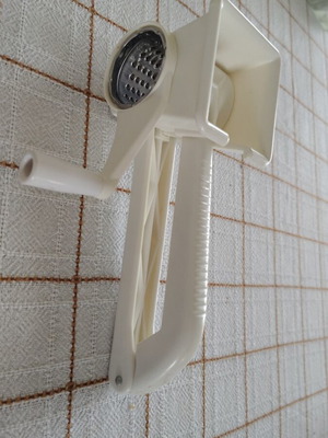 Cheese grater with crank like new