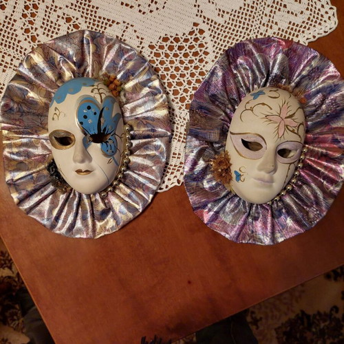 Harlequin hanging masks like new, set of 2 heads 25 cm
