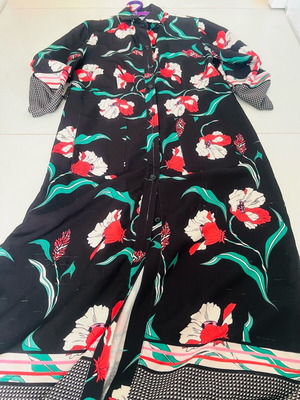 Enter dress semi-fitted like new, colorful fabric that does not need ironing