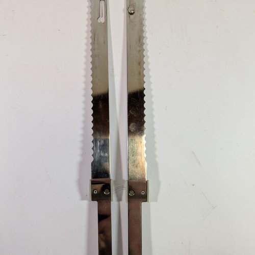 Electric kitchen knife used with 2 double serrated blades and wall mount