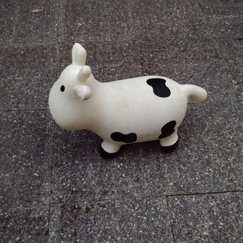 Inflatable cow toy