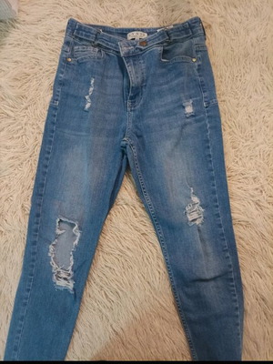 Lynne jeans with rips like new, blue