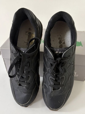Diadora black sneakers size 45, fit like 44