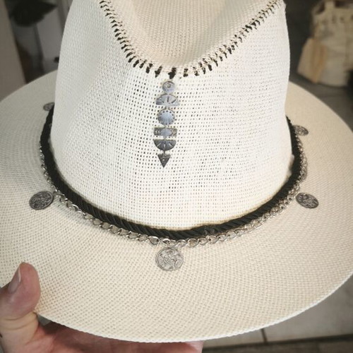 Hat like new, size L, unique design