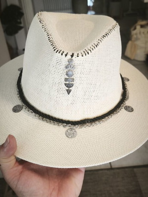 Hat like new, size L, unique design