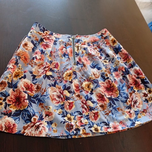 Strativarius floral mini skirt like new, size 38