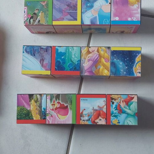 Princess Disney puzzle like new with 12 cubes in plastic case