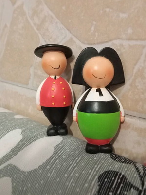 Alsatian figurine pair like new, collectible set