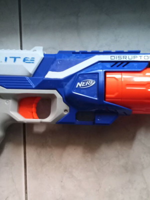 Nerf gun used with 12 darts, holds 6, 32 cm