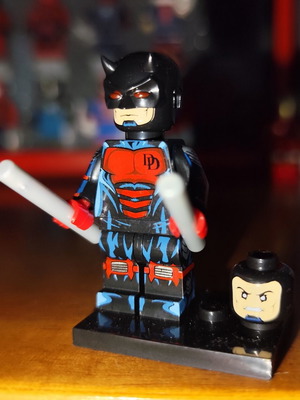 Daredevil (Armored Avenger Suit) σαν καινούργιο με βάση και εξαρτήματα