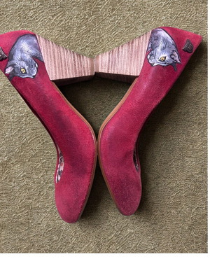 Обувки на ток Mustang нови, червени с ръчно рисувани котки, номер 37