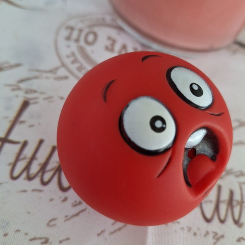 Set of 2 rubber squeaky balls with funny faces
