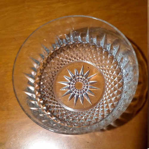 Arcoroc France glass bowl like new with star pattern