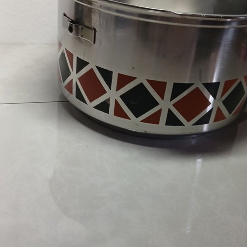 Pressure cooker used, lid needs repair, missing handle, small crack