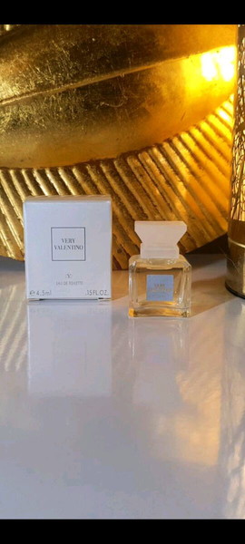VERY VALENTINO
