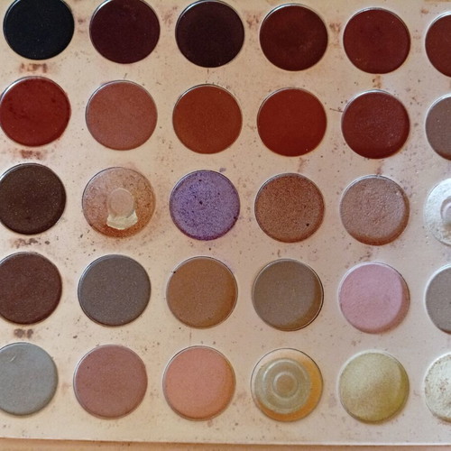 Thang eyeshadow palette with 35 shades like new