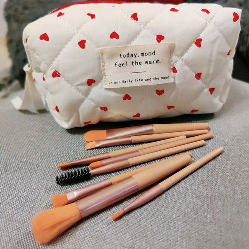 Makeup brush set of 8 with heart-patterned pouch new