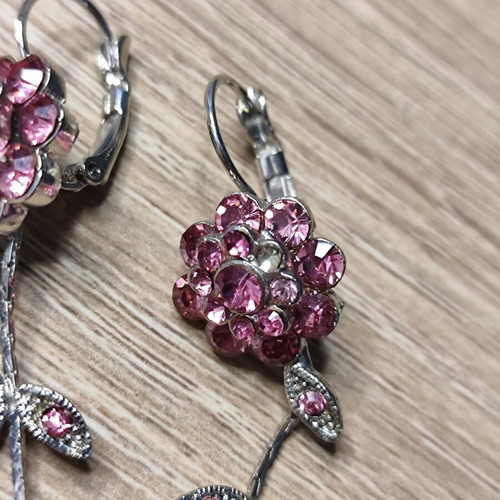 Faux bijoux necklace and earrings set used, flower rose design