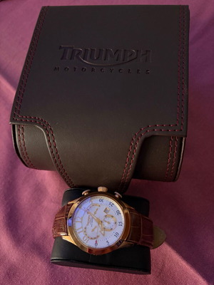 Ανδρικό ρολόι Triumph σαν καινούργιο, καφέ λουράκι