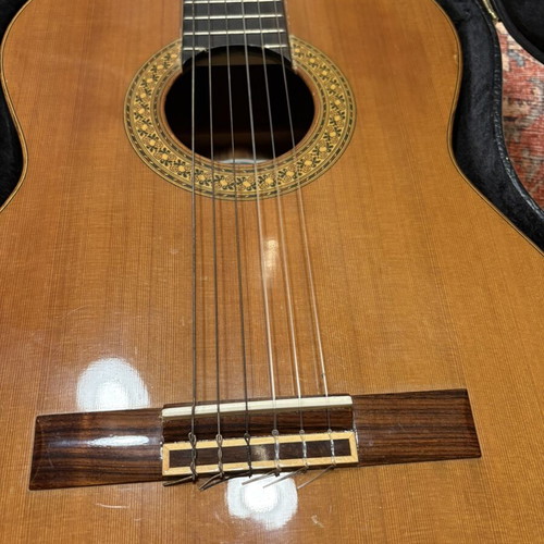 Ahera Concerto Classical Guitar like new with case