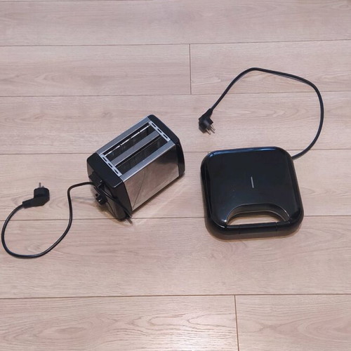 Set of two toasters like new