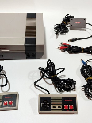 Nintendo Entertainment System (NES) μεταχειρισμένη κονσόλα με RCA καλώδια