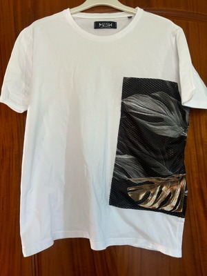 Mesh & Co men's t-shirt size M new, white with leaf print