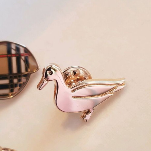 Burberry pins new, set of 3 pieces