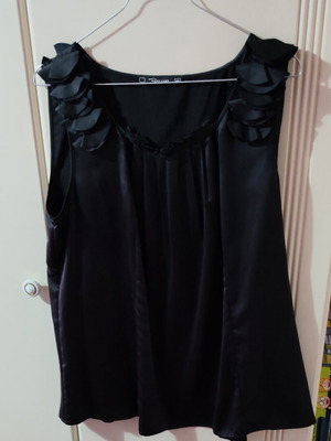 Women's satin texture sleeveless top with ruffles size L like new