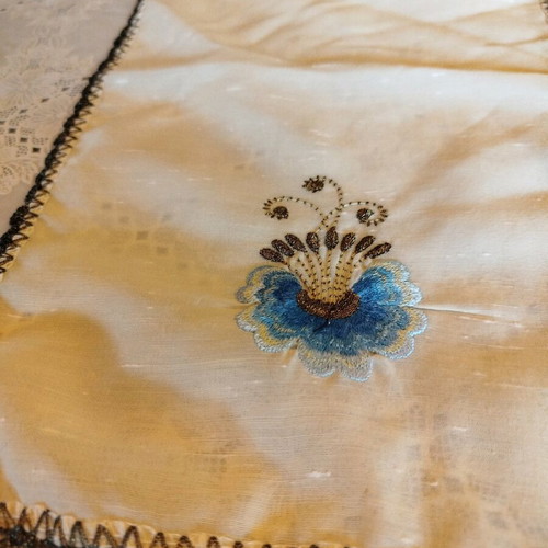 Set of 3 vintage table linens used from the 80s