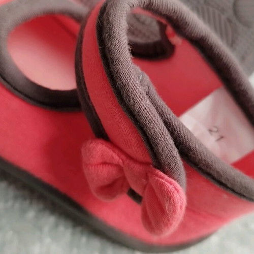 Baby slippers size 21 like new with bow and non-slip sole