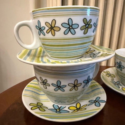 Set of 4 cups with saucers like new, retro design