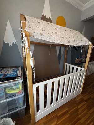 Casababy convertible baby cot like new with mattress and protective cover