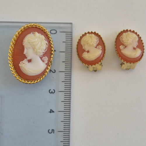 Vintage Cameo Pin and Clip Earrings Set like new
