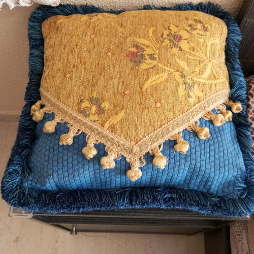 Decorative pillow used 0.40/0.40