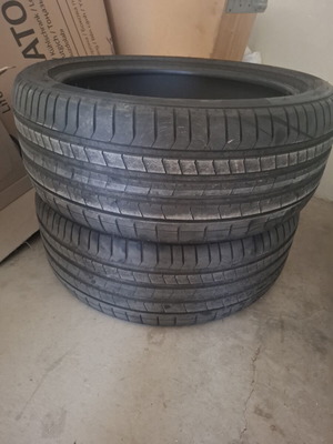 Pirelli car tires like new 285/40/23