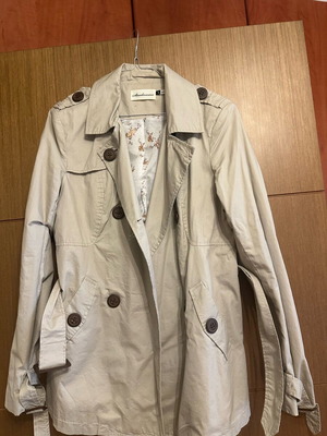 Trench coat like new, size L, beige