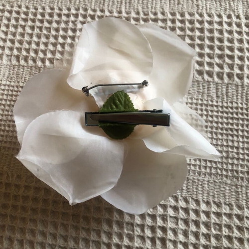 Boutonniere flower pin cream like new with safety pin and clip