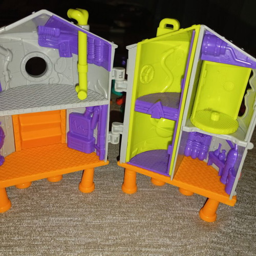 SuperZings set with hideout, vehicles & capsules