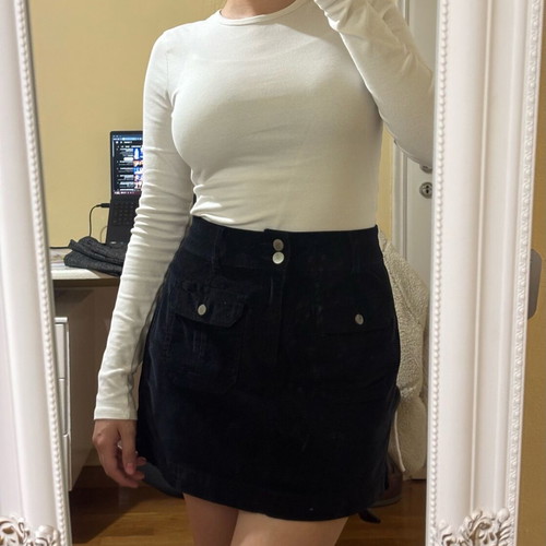 Black corduroy skirt like new with pockets, size S