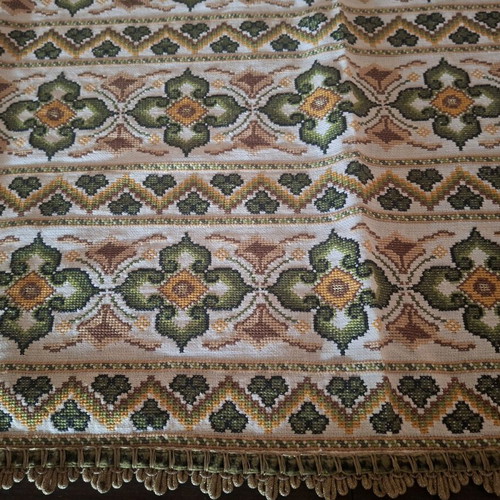 Handmade embroidered table linen like new with 3 napkins