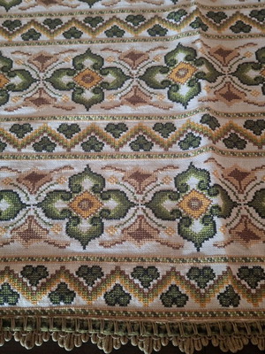 Handmade embroidered table linen like new with 3 napkins